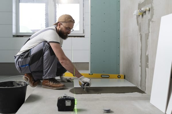 tiler-trabajando-renovacion-apartamento tiler-trabajando-renovacion-apartamento